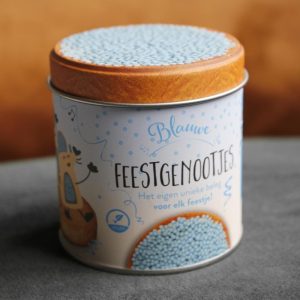 Blauwe Feestgenootjes geboorteblik (gevuld met blauw strooisel) – afbeelding 2